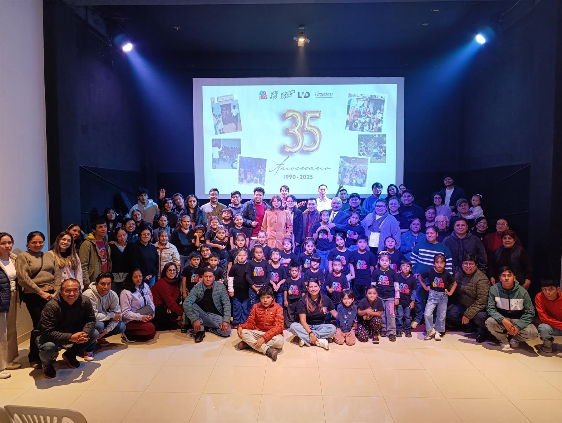 La congregación de la iglesia La Voz de Dios reunida para celebrar su 35 aniversario, 1990-2025