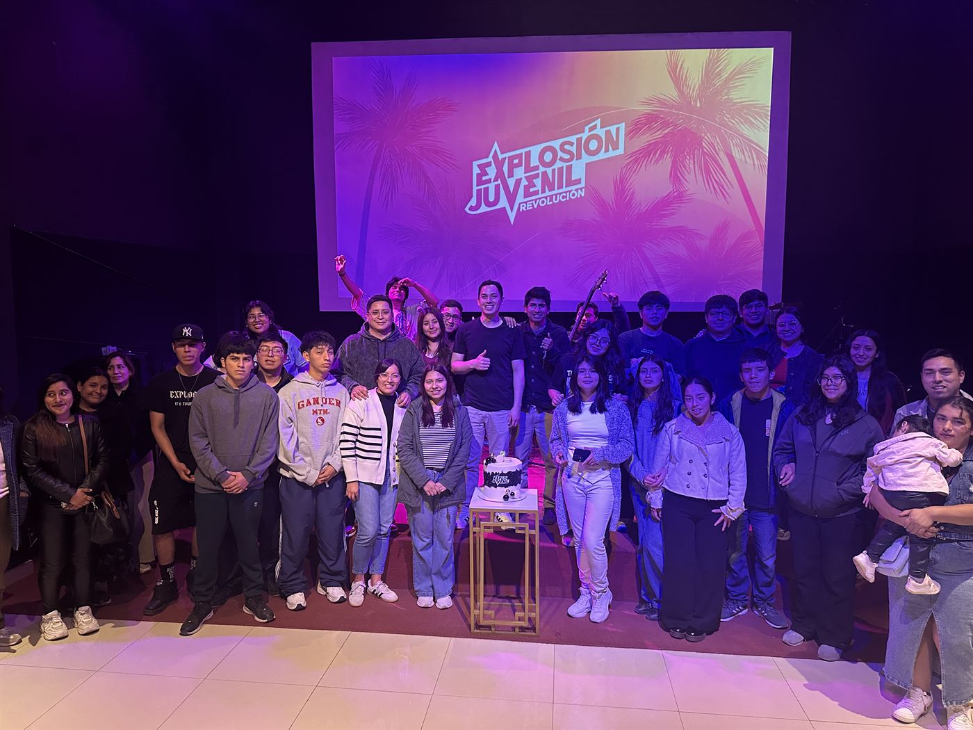 Jóvenes de Explo reunidos en el evento Explosión Juvenil