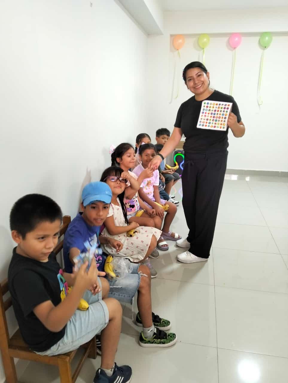 Niños de LVD Kids con su maestra en la reunión de los domingos