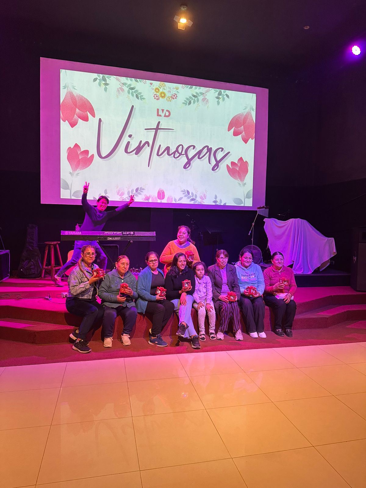 Mujeres del ministerio Virtuosas reunidas en la iglesia