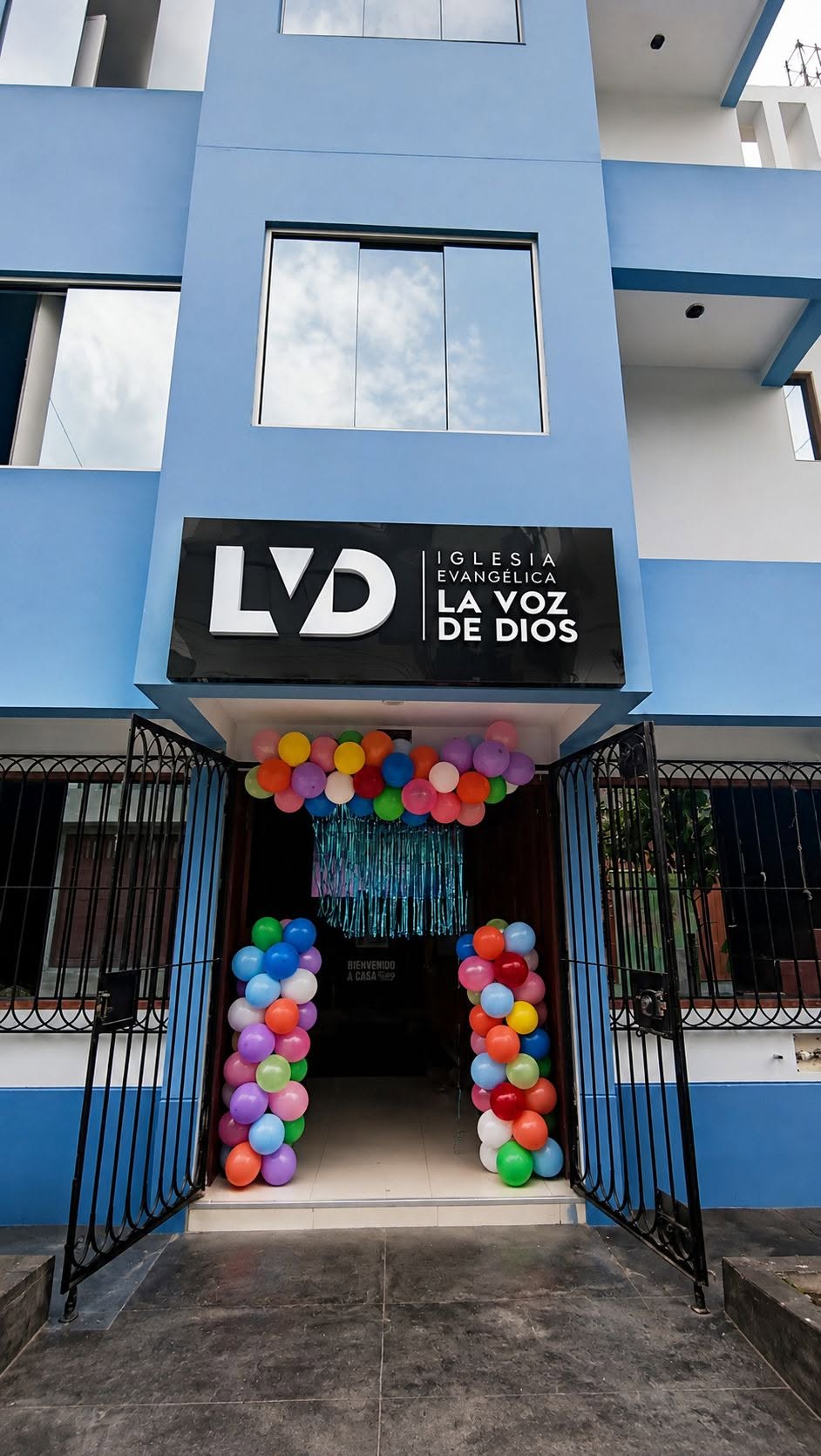 Fachada de la iglesia La Voz de Dios en La Rivera, Carabayllo